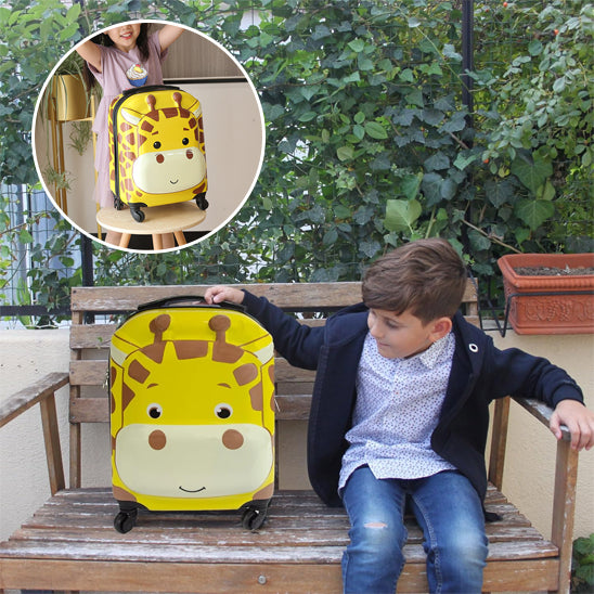 Le garcon avec valise pour enfant