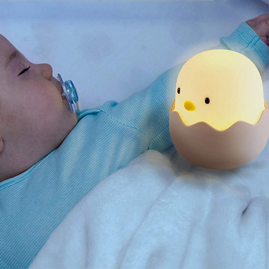 Sanad endormie avec veilleuse enfant coquille d'ouf