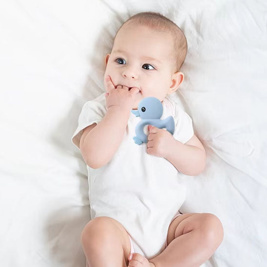 Bébé heureux joue avec un anneau de dentition
