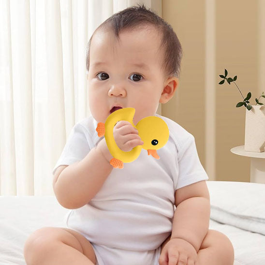 Bébé mord l'anneau de dentition