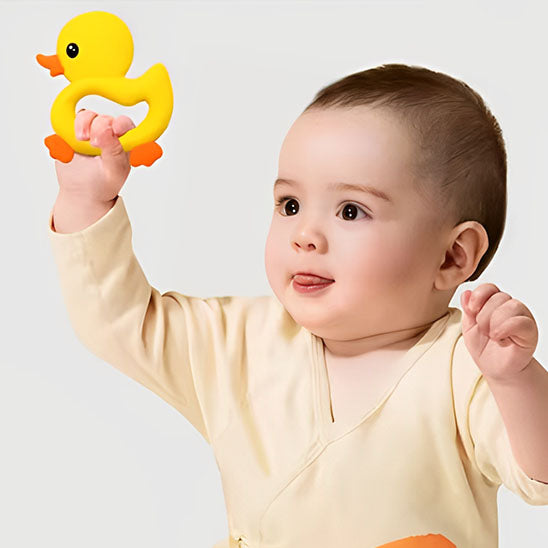 Bébé tiens un anneau de dentition