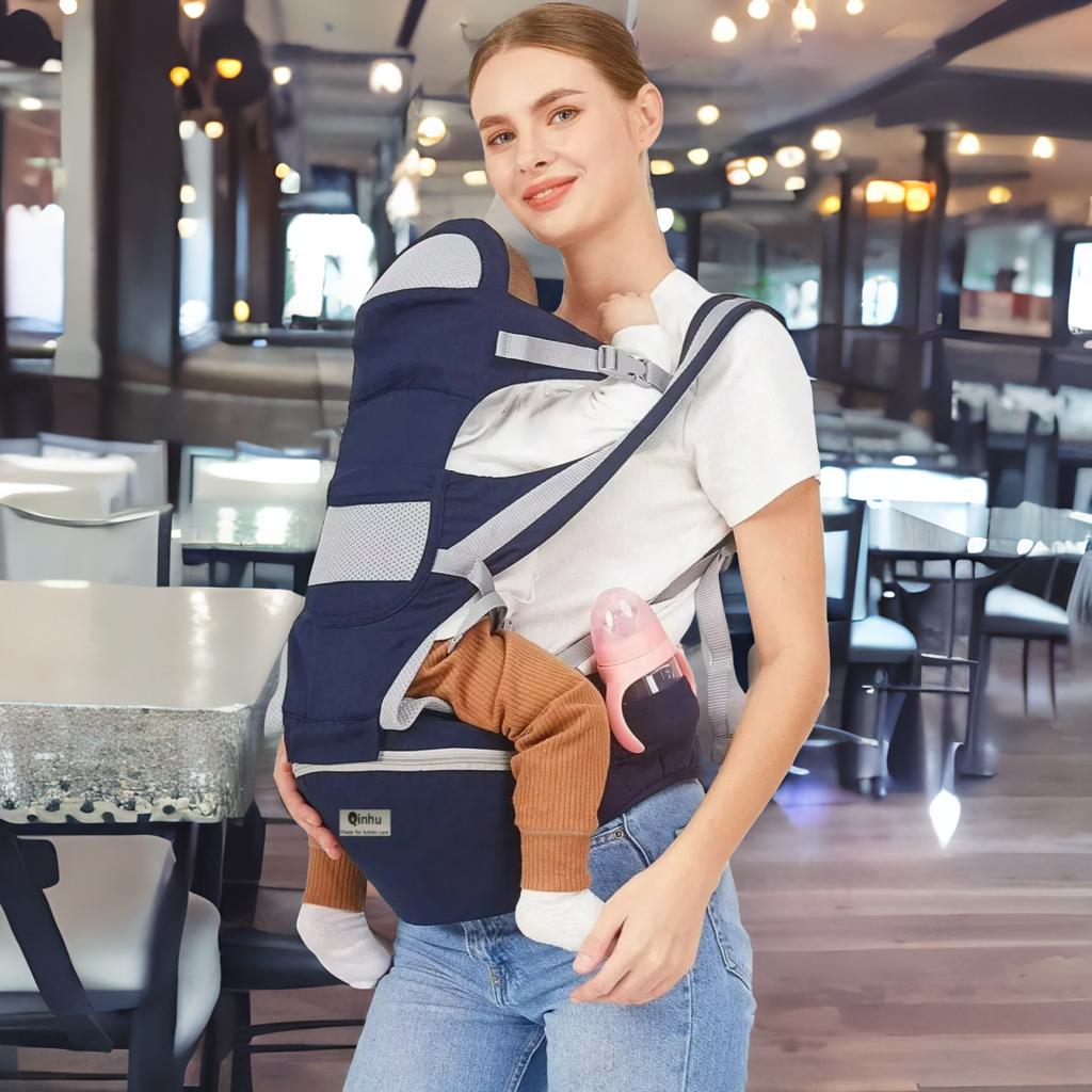 La maman qui porte son bébé est confort et pratique le porte bebe