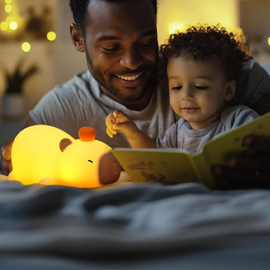 pere et fils lisant une histoire avec une veilleuse enfant