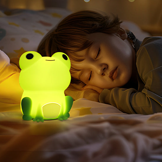 petit garcon dort avec veilleuse enfant en grenouille