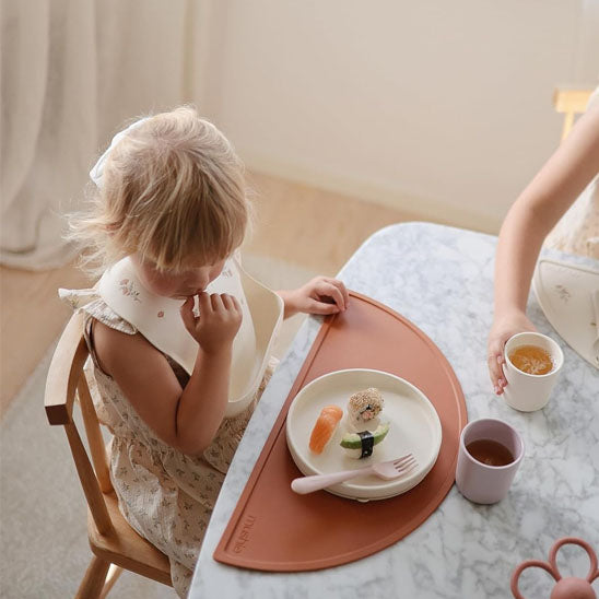 assiette bebe fillete prend son repas tranquillement