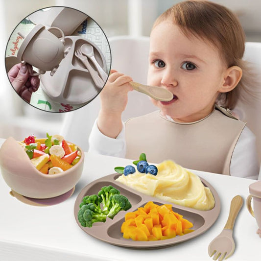 assiette bébé mange le repas tranquillement