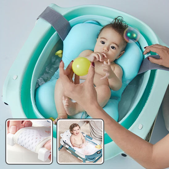 bebe qui prend son bain avec coussin de bain bebe