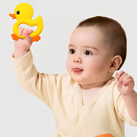 Bébé tiens un anneau de dentition