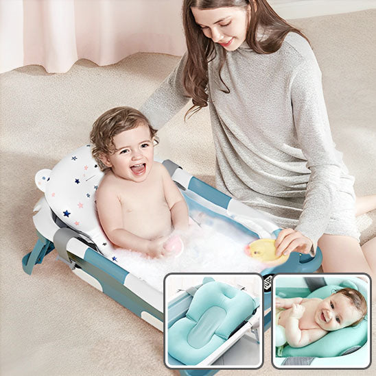 enfant joyeux dans le coussin de bain bebe