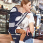 La maman qui porte son bébé avec porte bebe