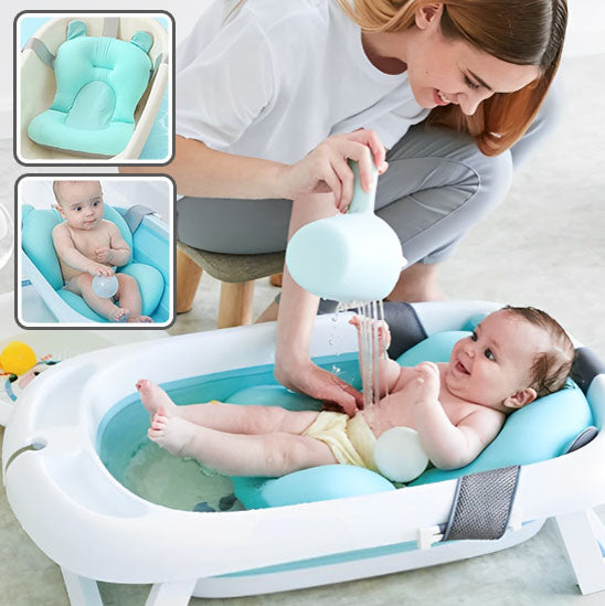 la maman qui prend le bain a son bébé avec coussin de bain bebe